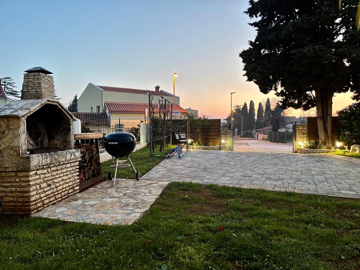 Holiday House "Laurus Garden" With Private Parking Medulin Exterior foto