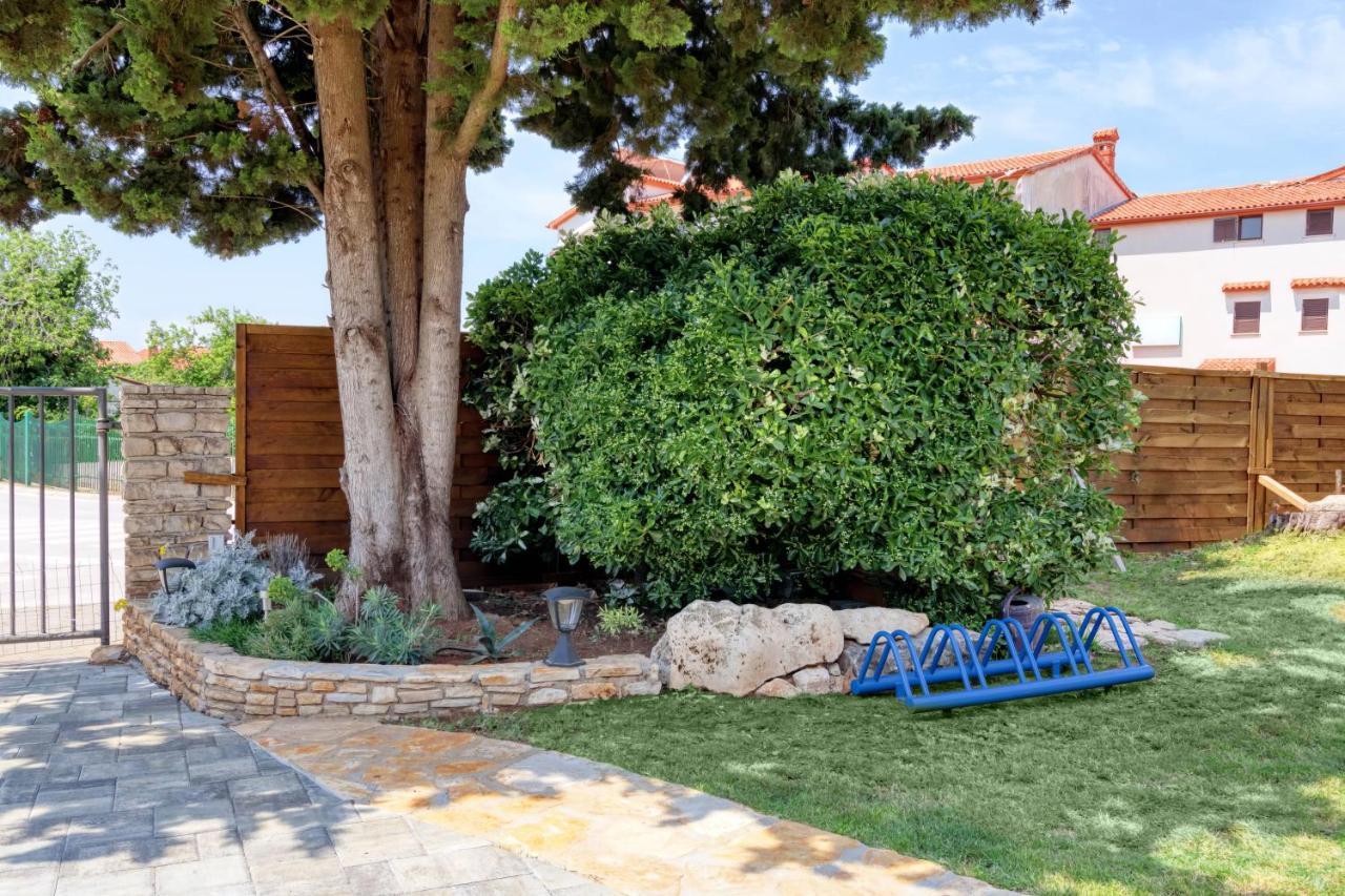 Holiday House "Laurus Garden" With Private Parking Medulin Exterior foto