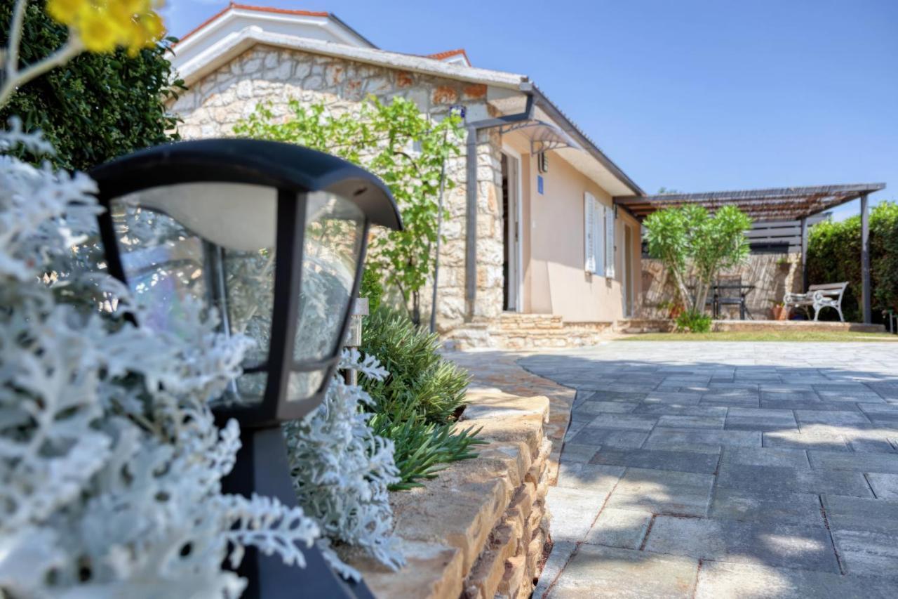 Holiday House "Laurus Garden" With Private Parking Medulin Exterior foto