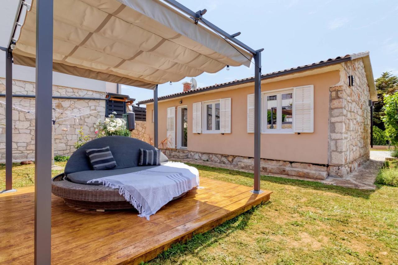 Holiday House "Laurus Garden" With Private Parking Medulin Exterior foto
