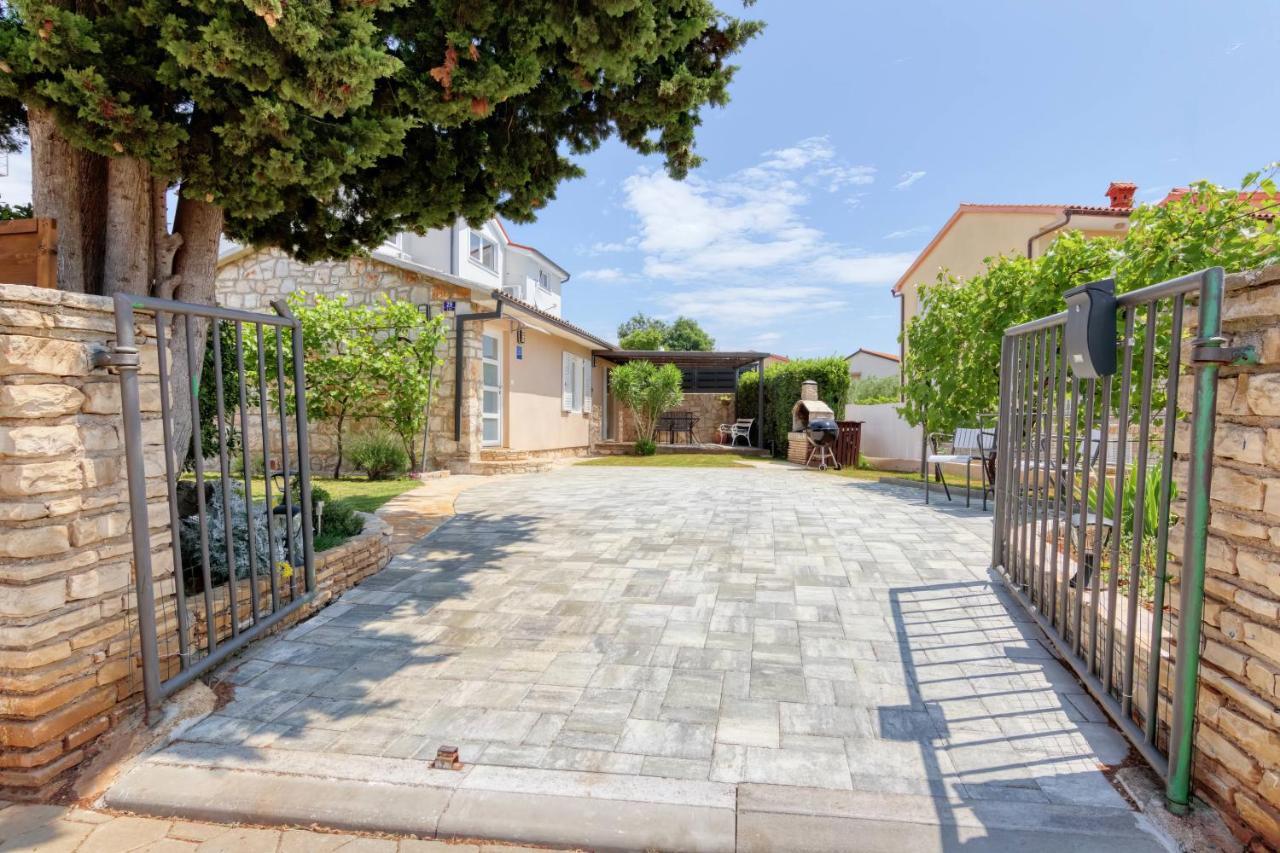 Holiday House "Laurus Garden" With Private Parking Medulin Exterior foto