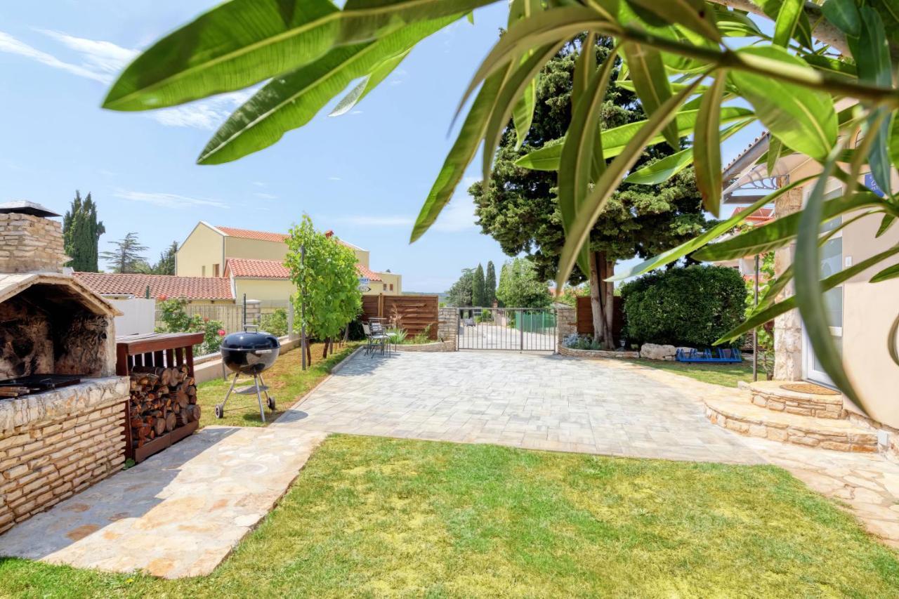 Holiday House "Laurus Garden" With Private Parking Medulin Exterior foto